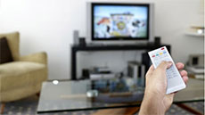 смотреть телевизор